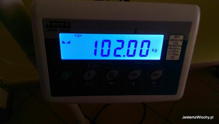 Waga elektroniczna pokazująca 102.00 kg w domu uzdrowiskowym; scena z wpisu ‘MLP wszystko widzi’ o wieśniackim dystansie do siebie.