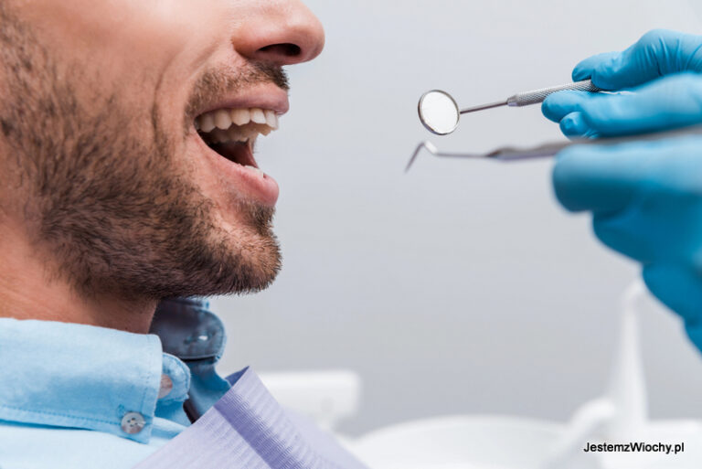 Szczera diagnoza dentysty podczas przeglądu zębów w nowoczesnym gabinecie stomatologicznym.